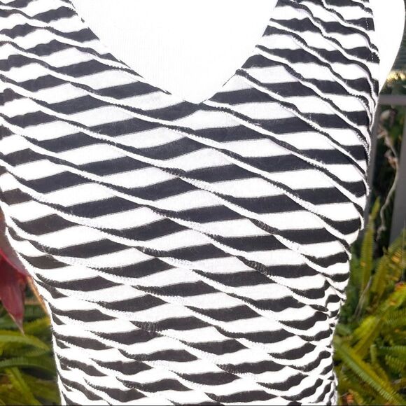 Foxcroft Back Button Down Sleeveless Top - Picture 3 of 8
